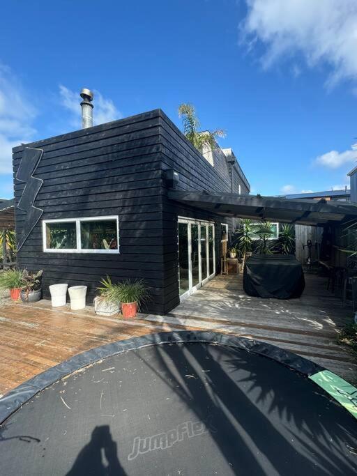 Electric Waihi Beach House - Family & Dog Friendly, Close To Beach, Pool Table, Outdoor Fire Room, Skate Ramp Bowentown ภายนอก รูปภาพ